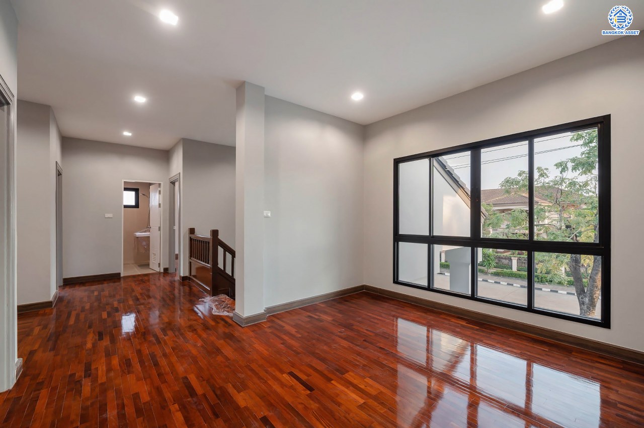 บ้านมือสองตกแต่งใหม่ โครงการ พฤกษ์ภิรมย์รีเจนท์ ปิ่นเกล้า บนสังคมคุณภาพจากแบรนด์ Q.House หลังใหญ่กว่า 113.4 ตร.ว. ดีไซน์ทันสมัยฟังก์ชัน 5 ห้องนอน (ห้องนอนชั้นล่าง 1 ห้อง) 5 ห้องน้ำ 1 ห้องแม่บ้าน จอดรถได้ 3 คัน บนที่สุดแห่งทำเลศักยภาพ หน้าโครงการติดถ.กาญจนาภิเษก เชื่อมต่อทุกการเดินทาง ใกล้จุดขึ้นทางด่วน "ศรีรัช" และรถไฟฟ้าสายสีม่วง "สถานีตลาดบางใหญ่"